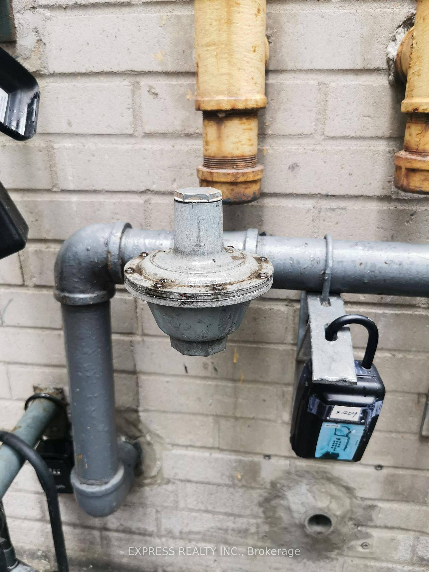 South Facing, Sun filled, floor to ceiling unit located in the heart of Toronto's Harbourfront and Entertainment districts, Steps to Cn Tower, Rogers Centre, Minutes to Toronto Harbourfront, The City's ...