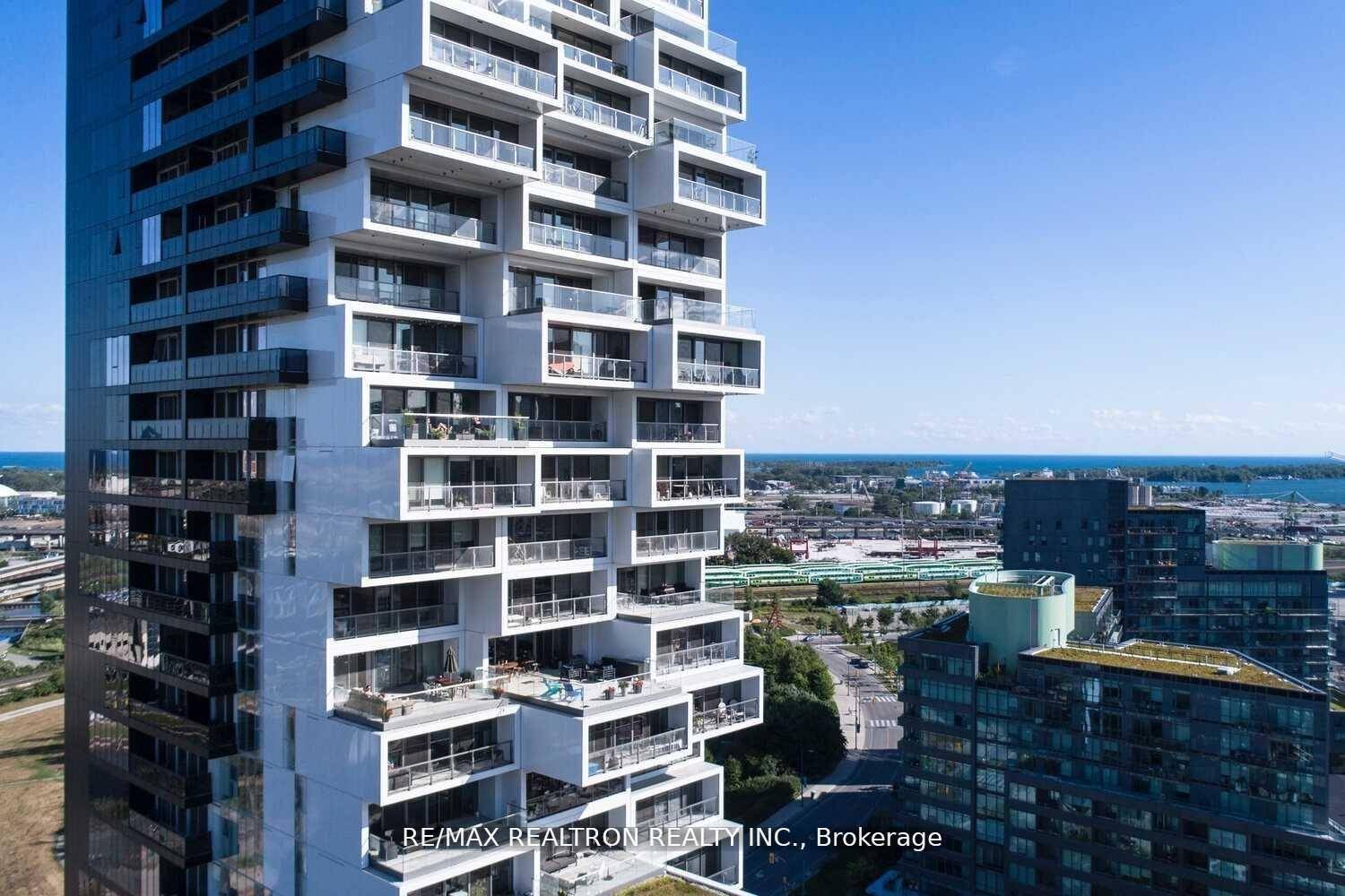 Look No Further ! This Beautiful Modern Condo w CN Tower amp ; Downtown Views is Modern amp ; Bright 2 Bedroom Corner Unit at The Award Winning Leed Certified ...