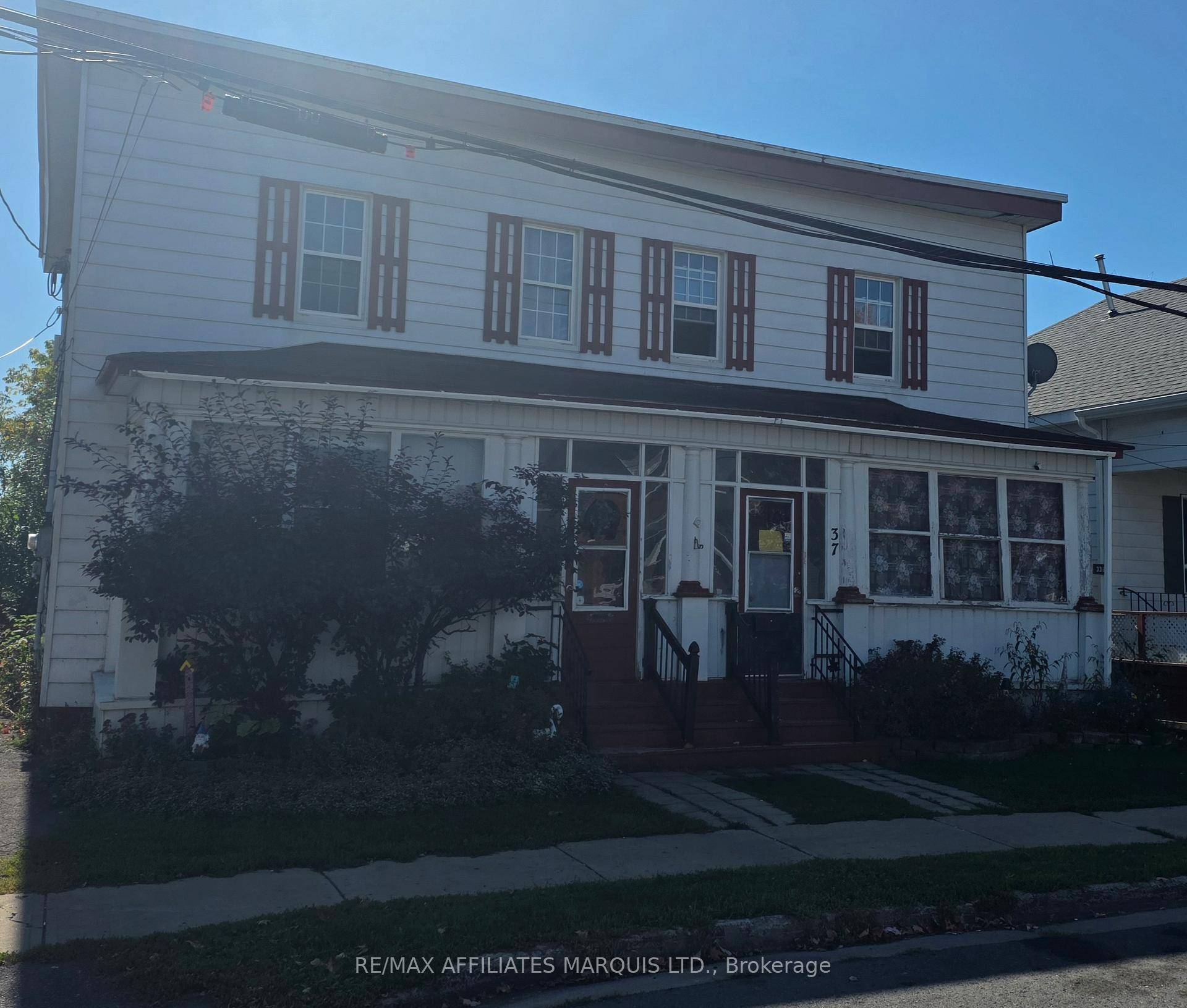 Side by side duplex in a great area next to a new public pool and park.