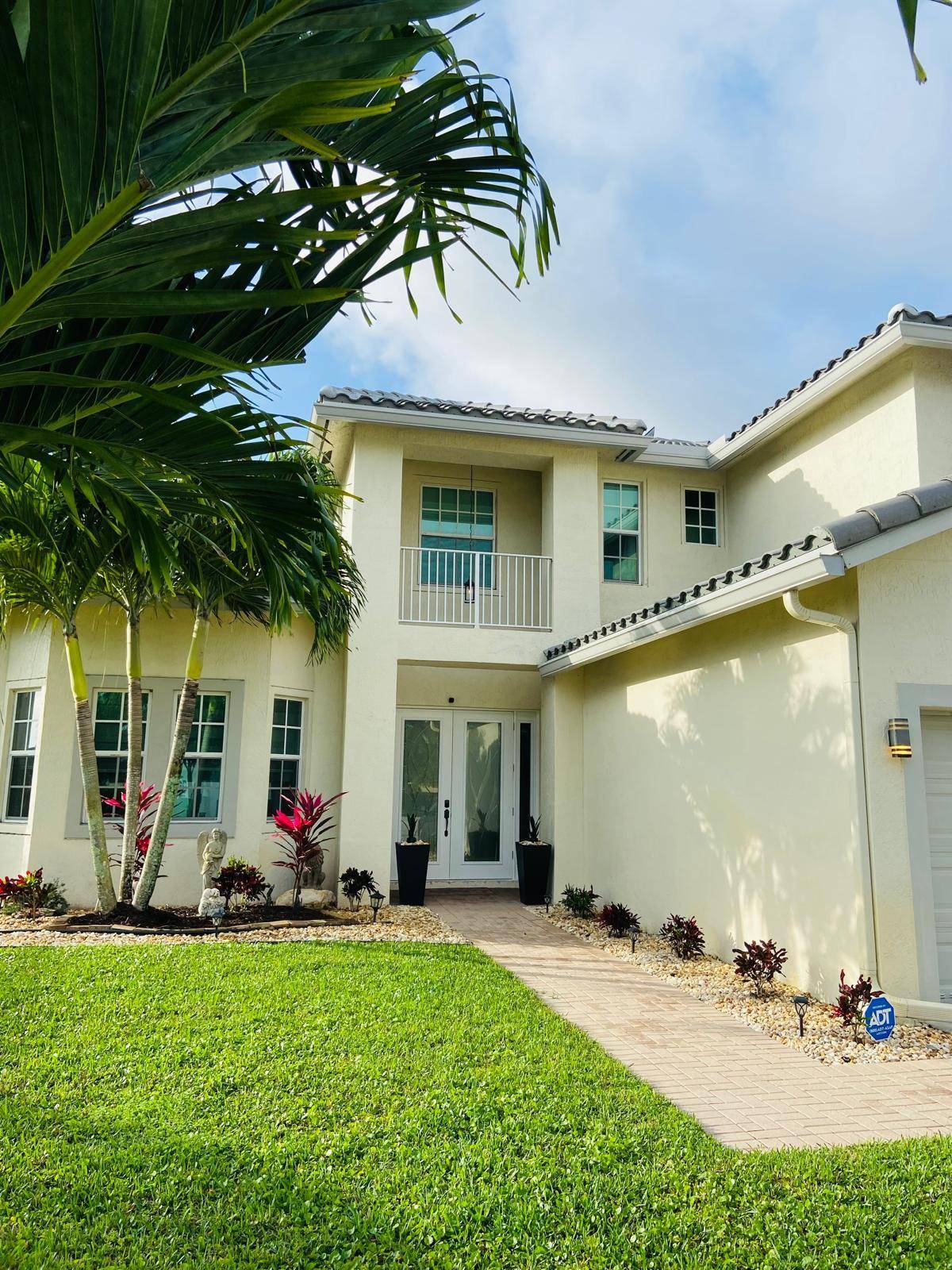 Beautiful 5 Bedroom 3. 5 bath with private pool nicely decorated home.