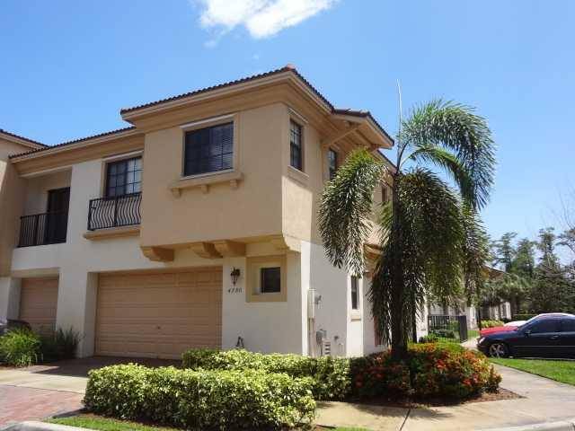 Stunning 3 bedroom, 2. 5 bath corner townhouse in the heart of Coconut Creek !