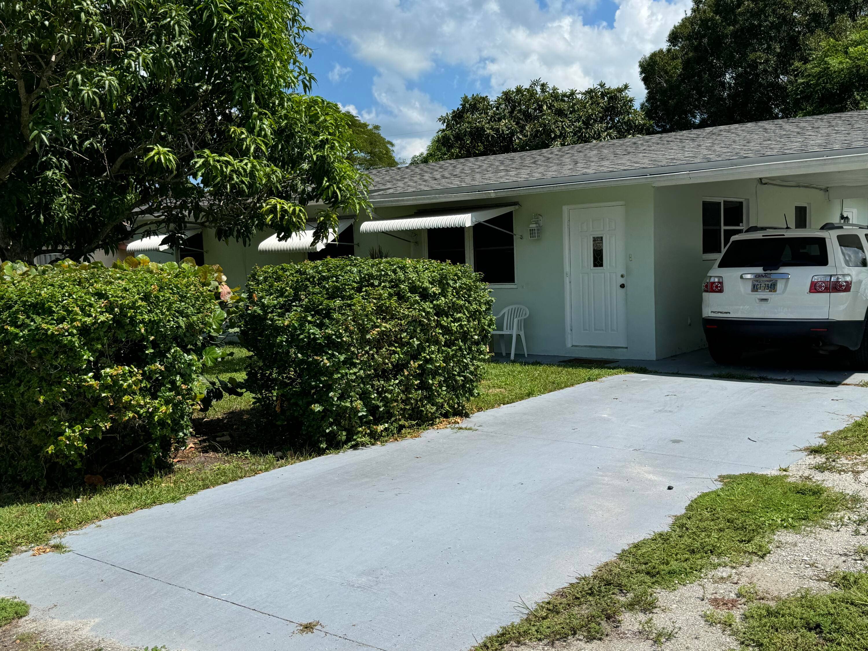 This charming single family home at 4520 38th Court in Vero Beach, Florida, offers comfortable living with 2 bedrooms and 2 bathrooms across the 1, 250 square feet of living.