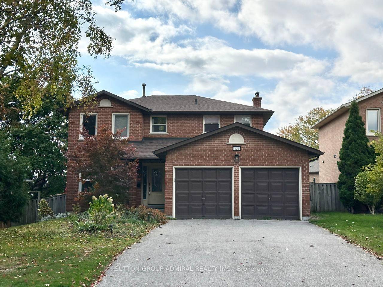 Beautiful 3 1 Bedroom Home Situated On A Generous Lot In A Quiet Family Friendly Newmarket Neighbourhood !