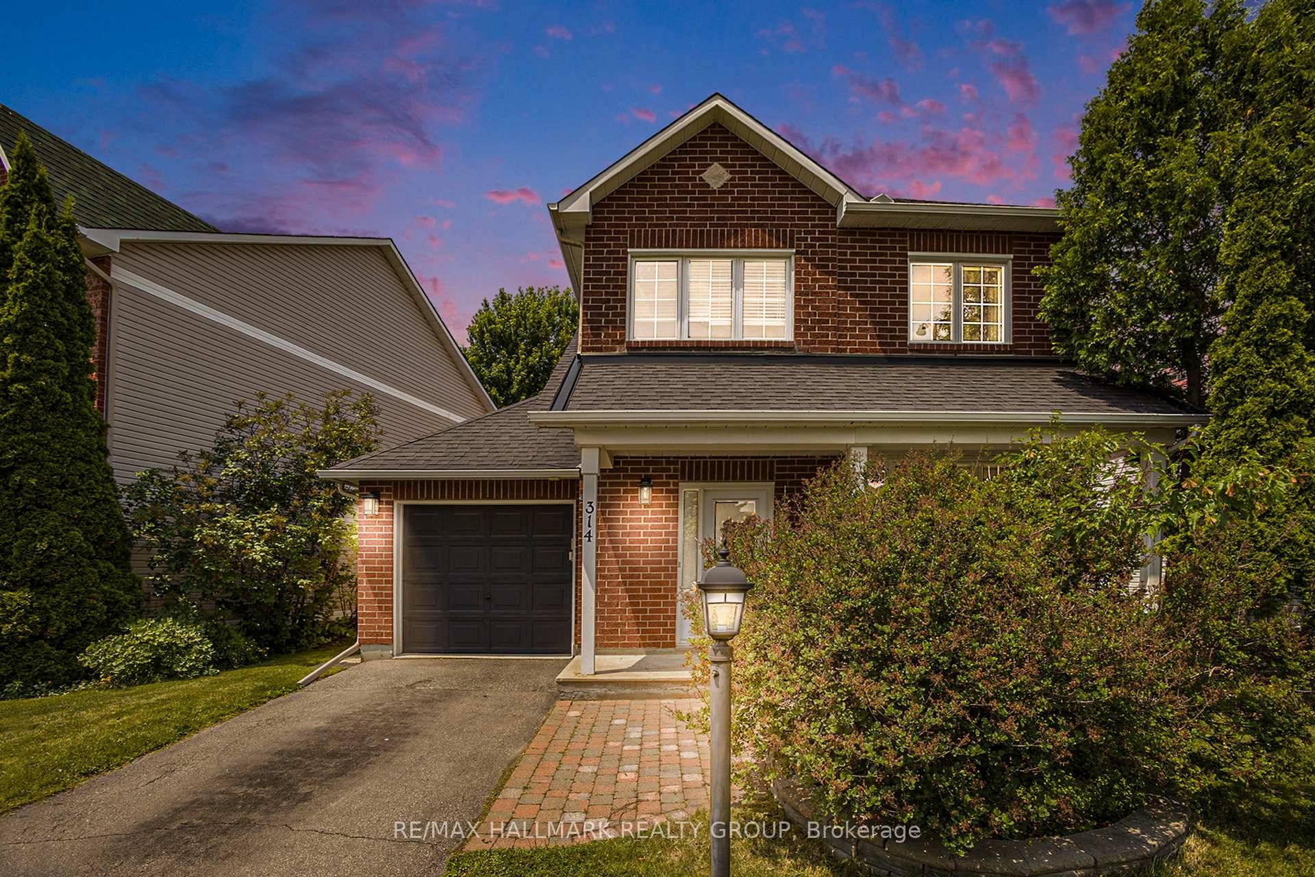 Welcome to your rarely offered 3 1 bdrm home in a sought after family friendly neighbourhood, close to Strandherd Crossing mall, public and catholic schools and all that Barrhaven has ...