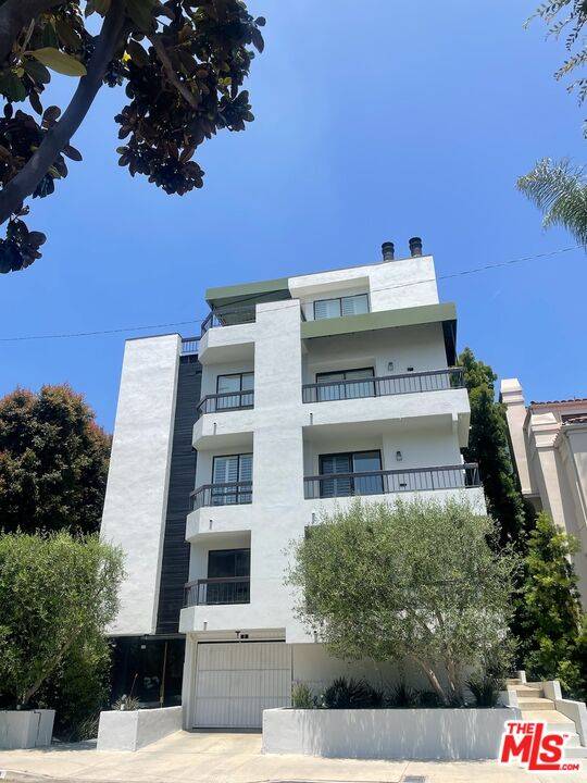 9033 VISTA GRANDE ST 6BR Sunset Strip La