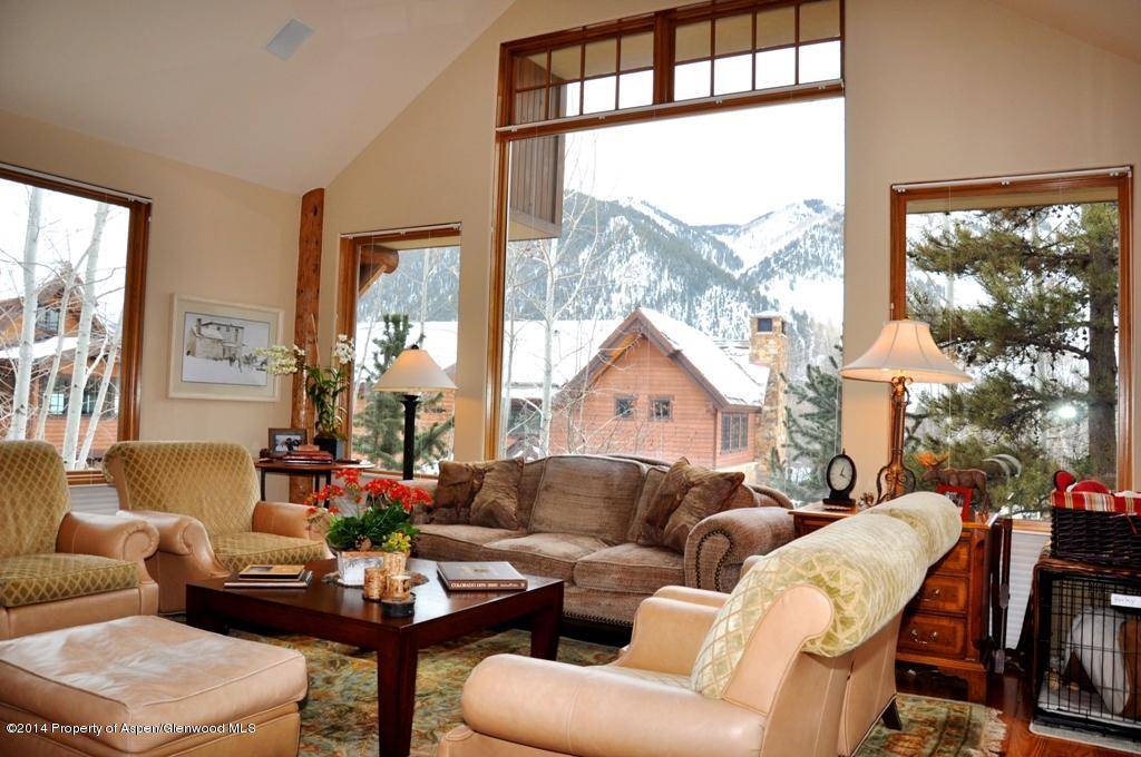 Located only half a mile from Aspen's downtown core, this large 3 bedroom duplex has a gourmet kitchen, open living space for entertaining, 2 car garage, but tub and located ...