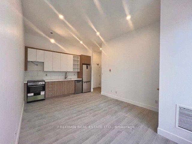 Gorgeous ! Newly Renod 2 bdrm w the urban professional in mind.