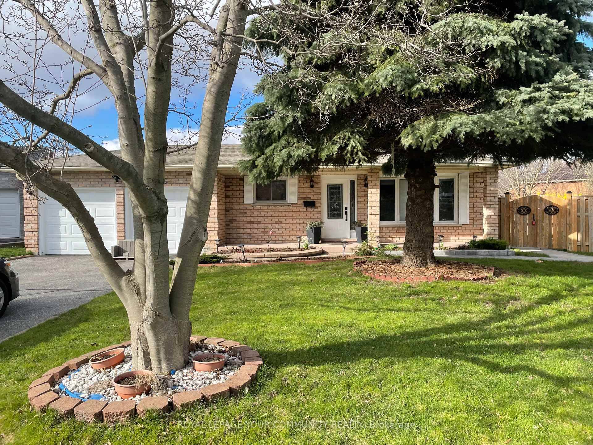 One Bedroom Apartment With Beautiful Kitchen, Electric Fire Place, Separate Entrance And Separate Laundry In High Demand Desirable Yonge And Davis, Newmarket, Walking To Upper Canada Mall, Shopping Plaza Schools, ...