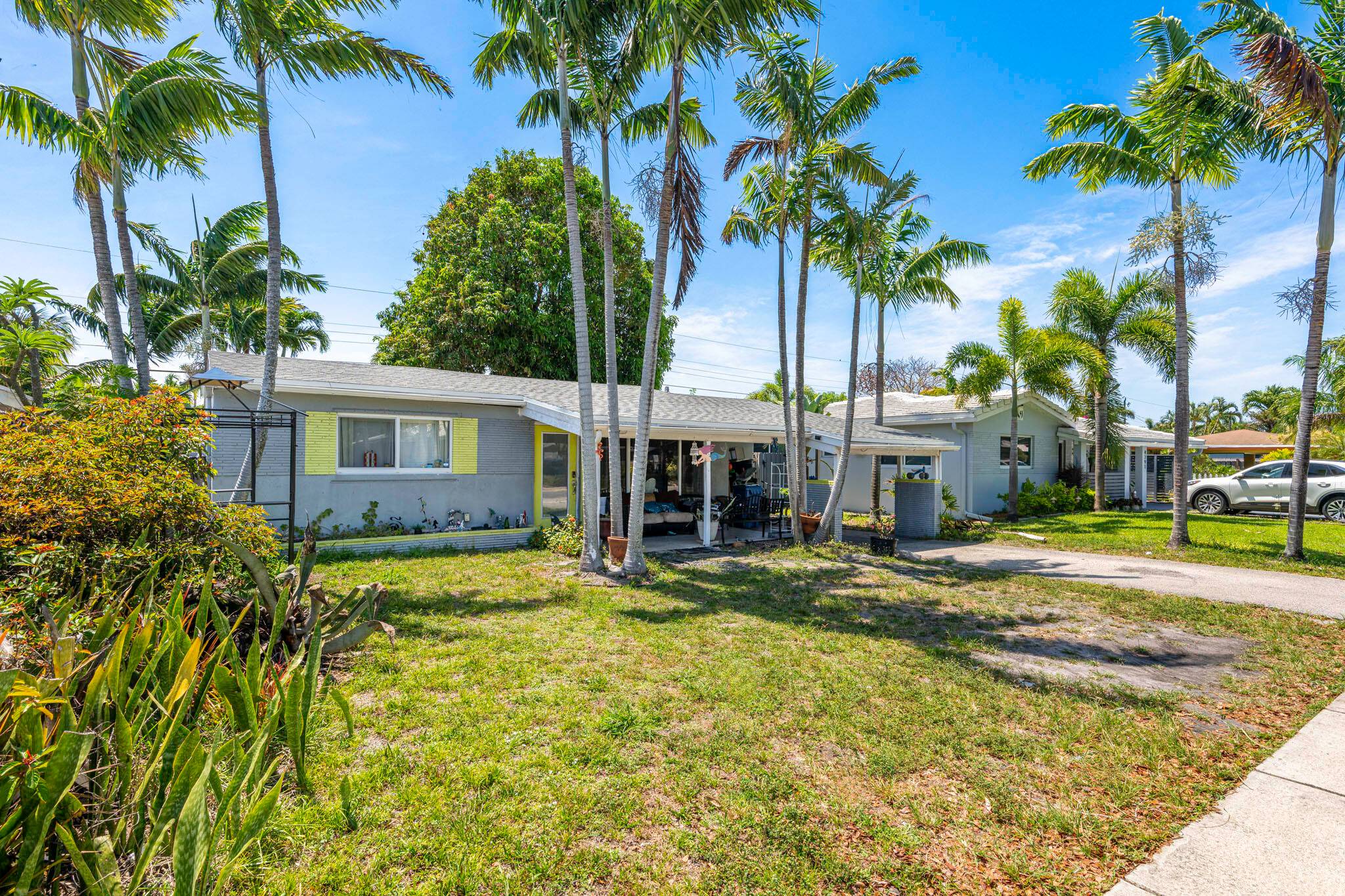 Imagine embracing the vibrant Florida lifestyle in this charming Oakland Park home, perfectly positioned for convenience and coastal living !