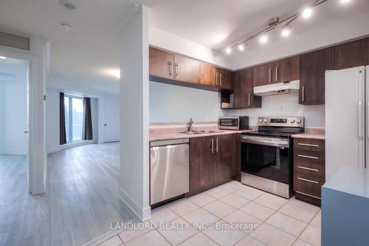 Executive Rental Located Close To The Lake.