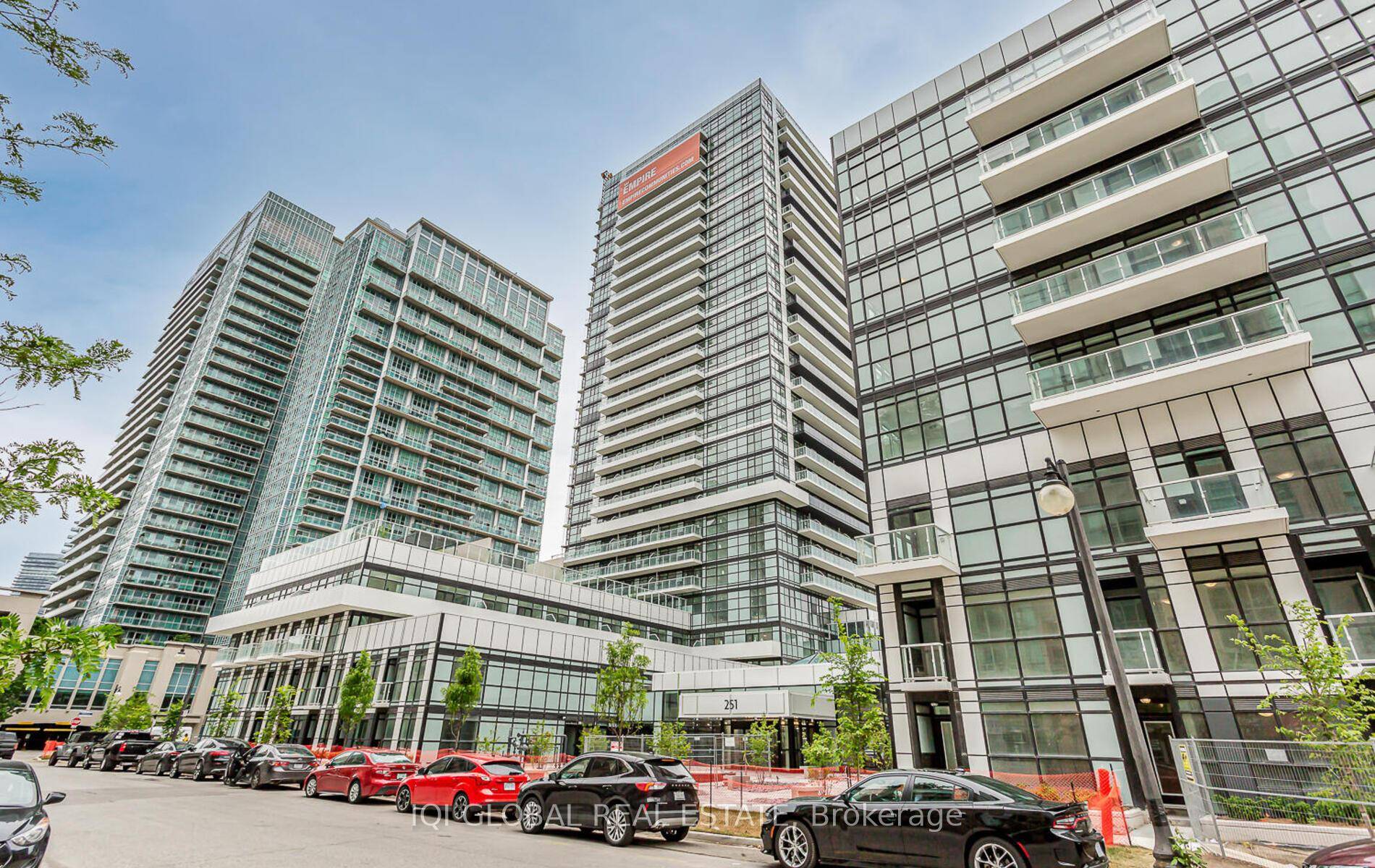 Amazing West Open 795 Sq Ft 2 Bed, 1 Den, 2X3Pc Bath, 2 Balcs Fabulous Green Park Views, Parking amp ; A Locker.