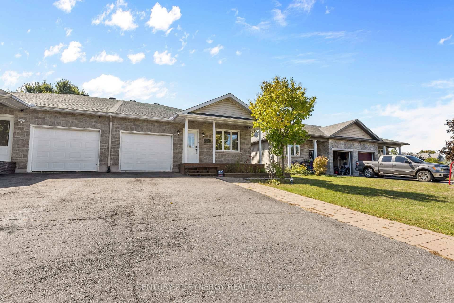 Welcome to 204 Ottawa Street located on a quiet dead end street in the heart of Limoges !