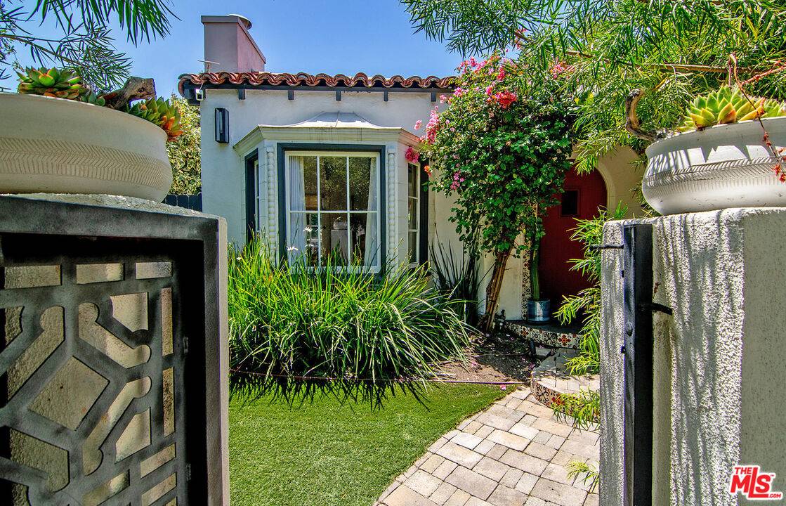 8260 Oakwood Ave 2BR Beverly Grove La