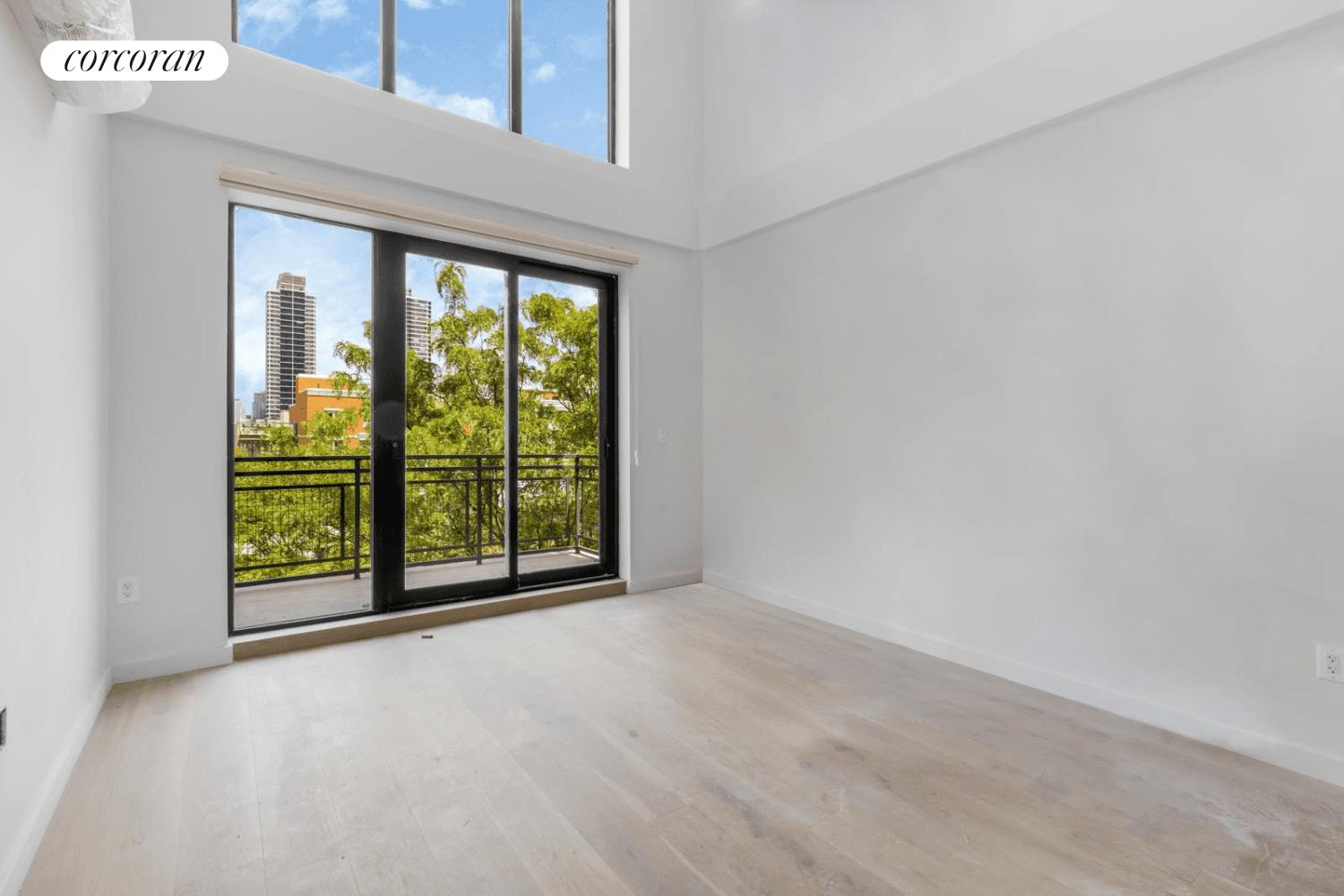 This SOUTH FACING one bed, two bath duplex with a loft boasts double height ceilings and is flooded with sunlight and unobstructed downtown views.