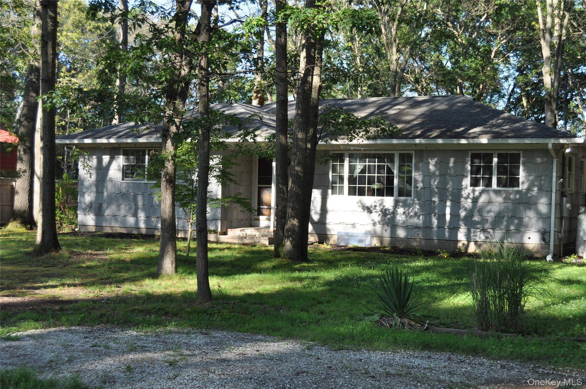 Welcome to 95 Lincoln Road, Medford Discover this charming single family home offering the perfect blend of comfort, space, and suburban tranquility.