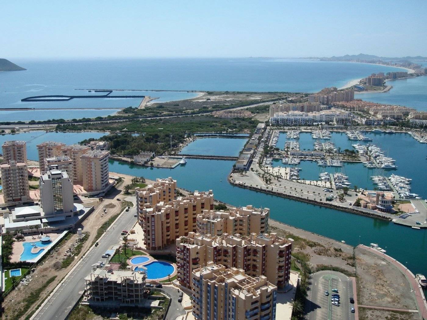 BEAUTIFUL SEA VIEW APARTMENTS IN LA MANGA This urbanization is located in the largest expansion area of La Manga.