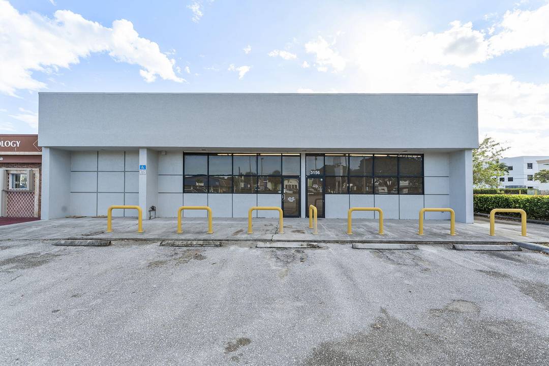 Prime Commercial Space for Lease in Palm SpringsThis exceptional commercial building offers a spacious 5, 016 square feet of versatile space, ideal for a variety of business ventures.
