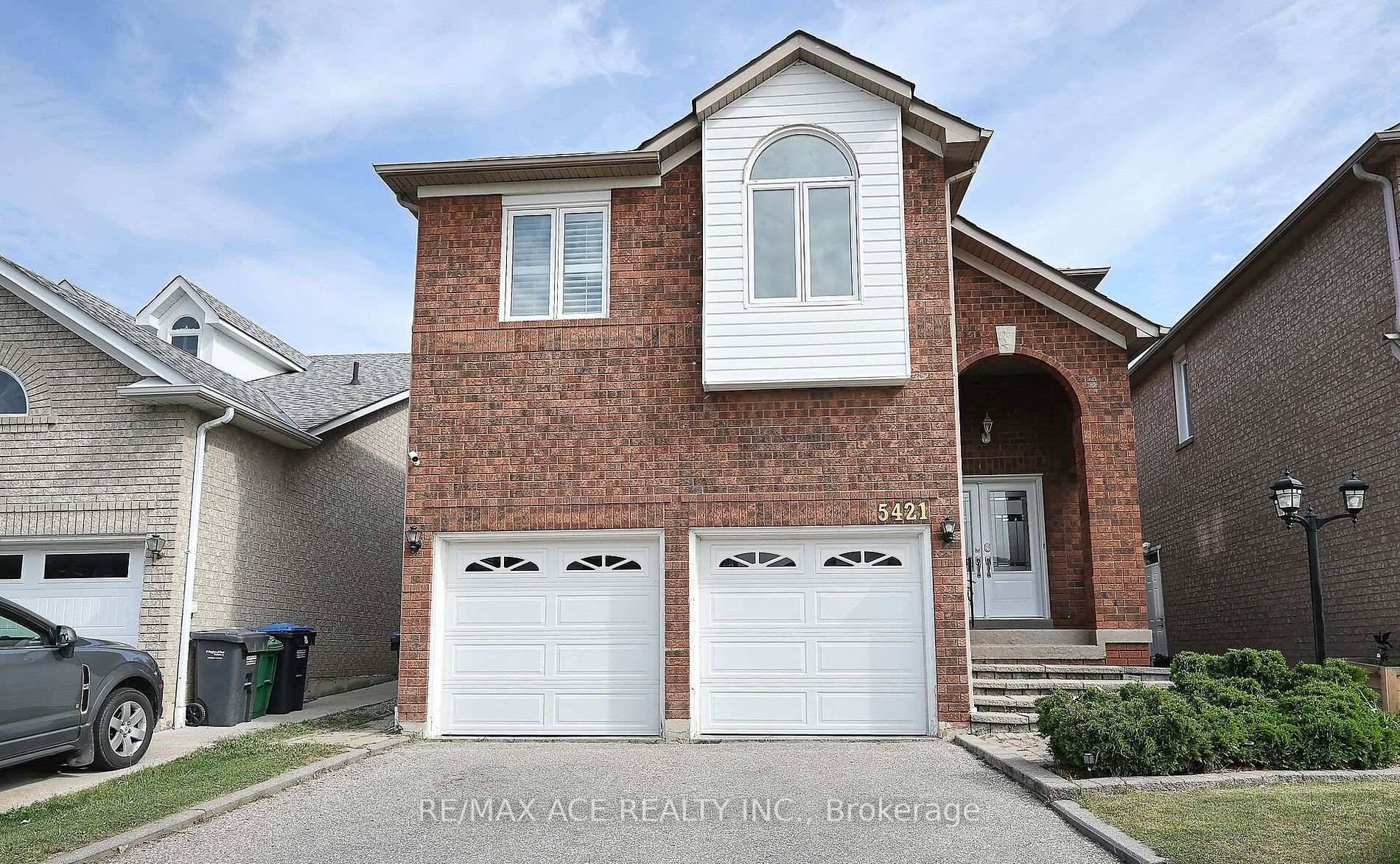 In High Demand Area Of Heartland Community, Near Square One Mall amp ; Downtown Mississauga !