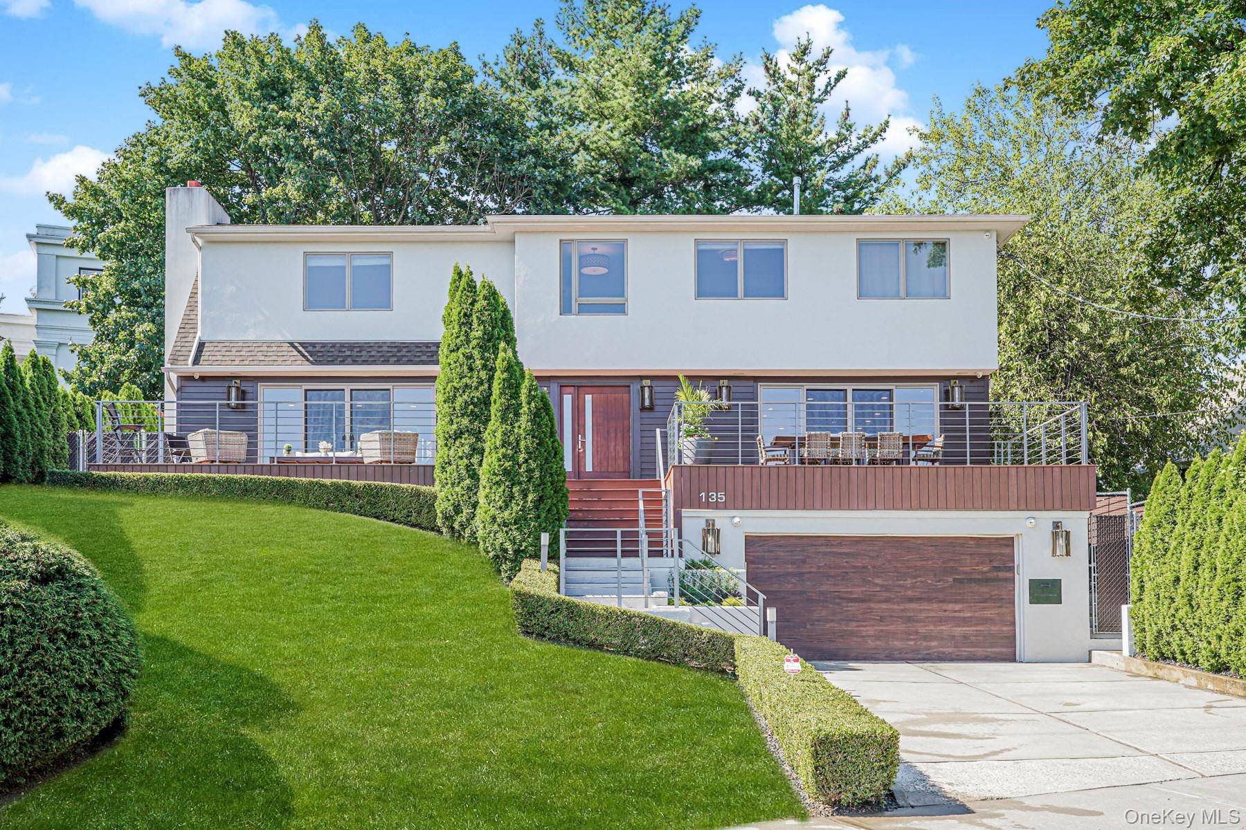 Gorgeous views of the Manhattan skyline and only minutes from the Verrazzano bridge !