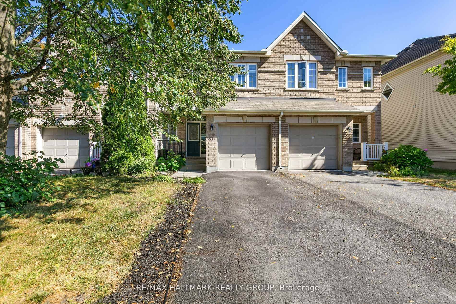 Beautifully updated 3 bedroom townhome in the desirable Bridlewood community of Kanata !