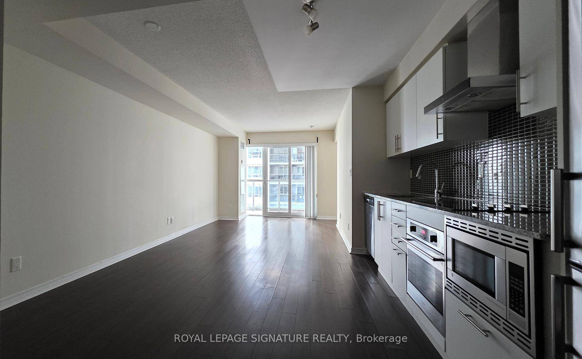 Well Kept amp ; Spacious 1Br Unit With Den In The Heart Of The Waterfront District, Available At Fly Condos !