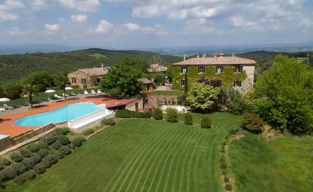 160-hectare estate with farmhouse for sale in Siena in Tuscany. The estate includes the manor house, numerous buildings and land.