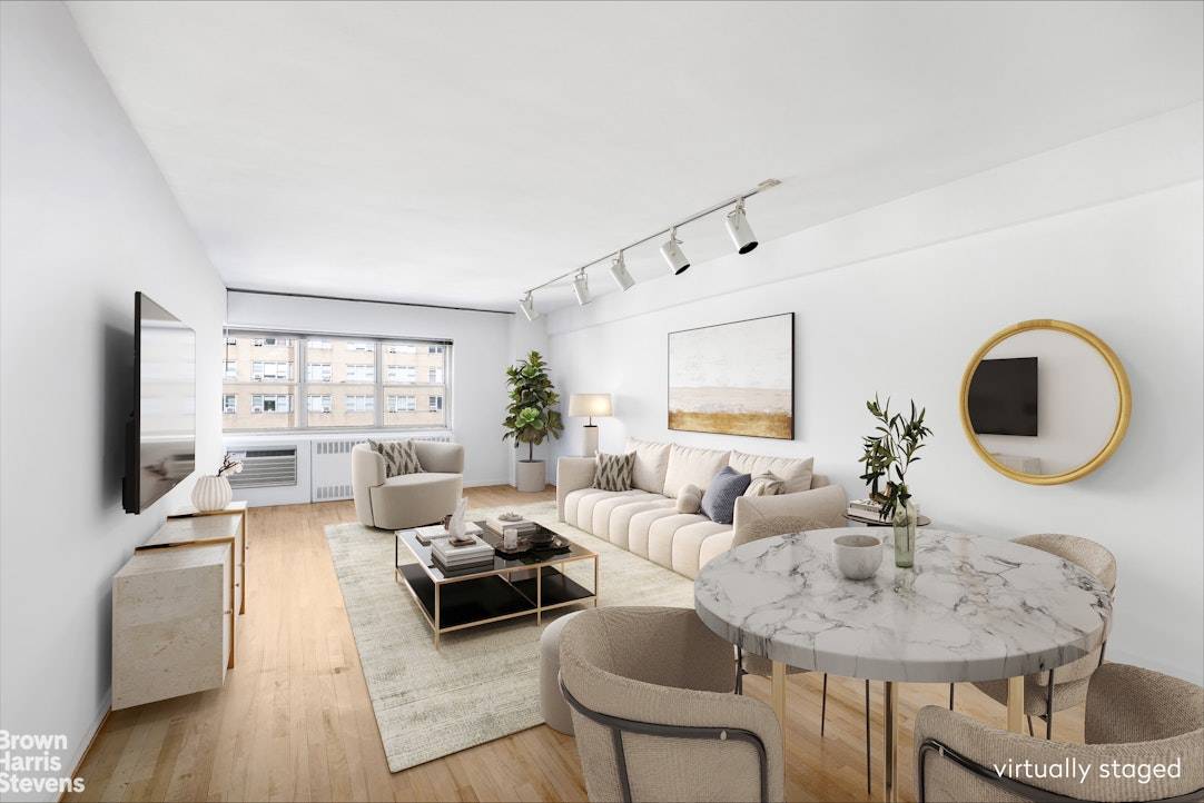 This spacious, Park Avenue facing one bedroom home is located in an elegant full service coop.