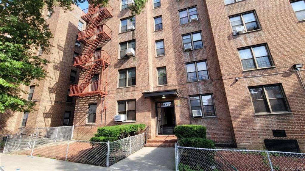 A fantastic opportunity awaits in this 1 bedroom, 1 bathroom coop located in the heart of the vibrant Bronx neighborhood.