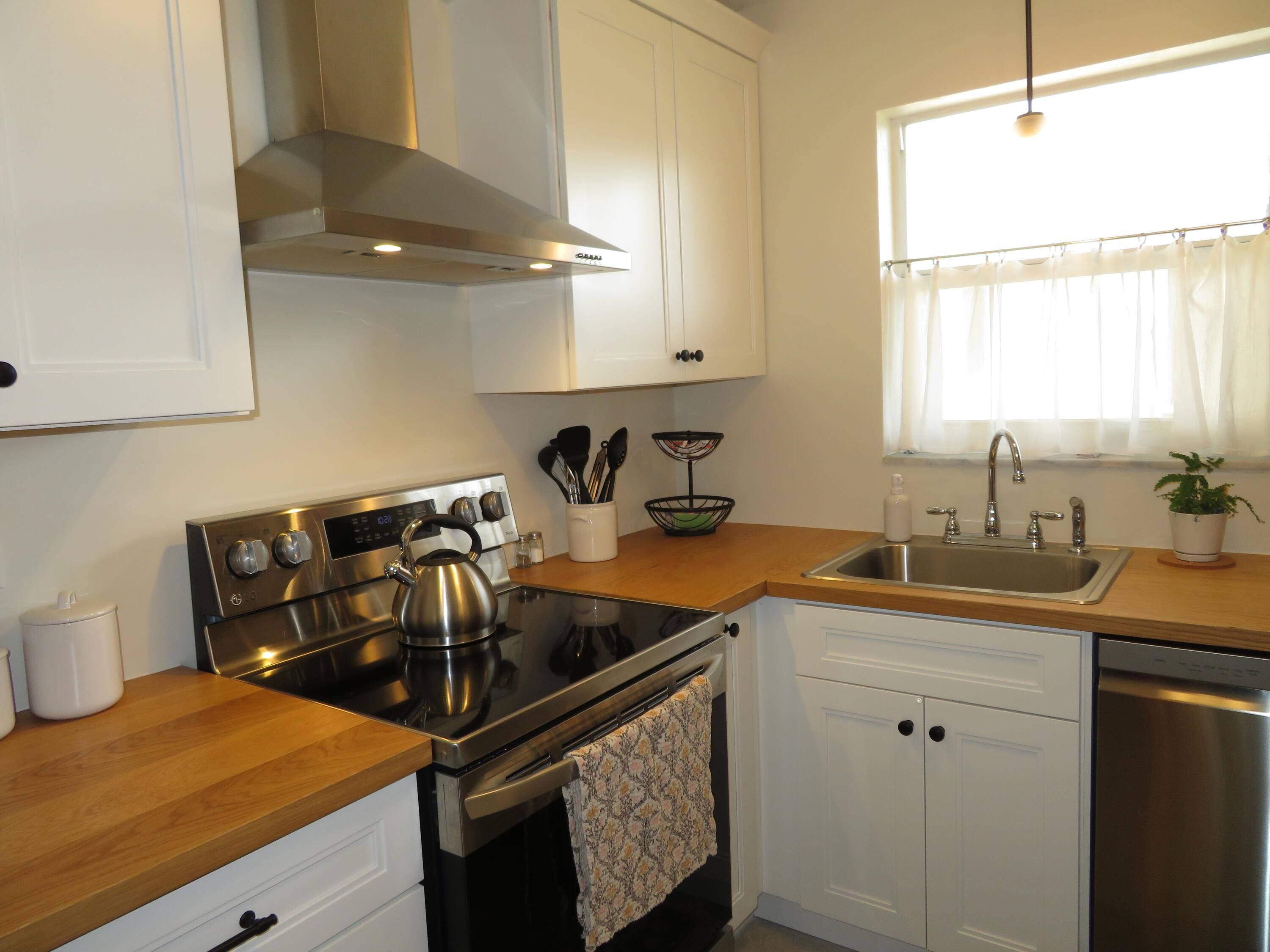 Charming Updated 1 Bedroom Condo in Palm Springs All Ages Welcome !