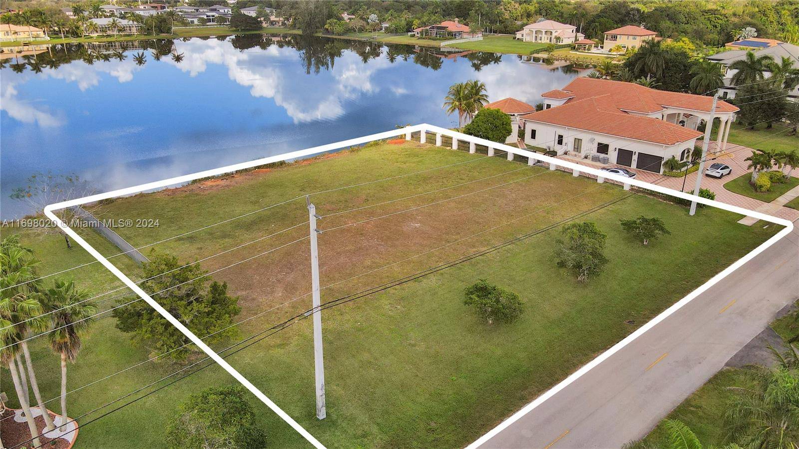 Beautiful Vista Lakes land waiting for you to build the Estate of your dreams !