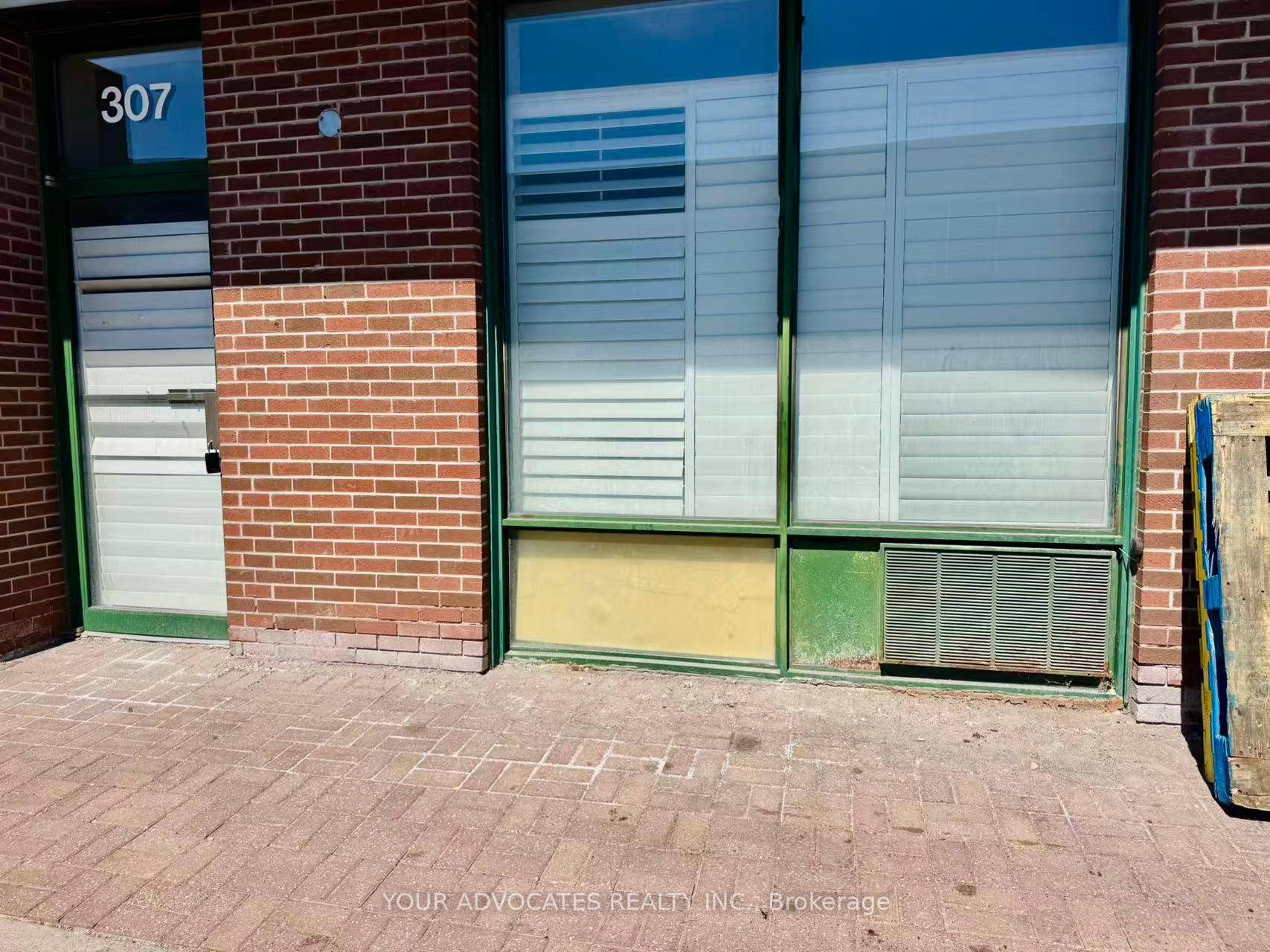 Located in a highly convenient area, this commercial condo offers easy access to restaurants, plazas, TTC, and the GO Train.