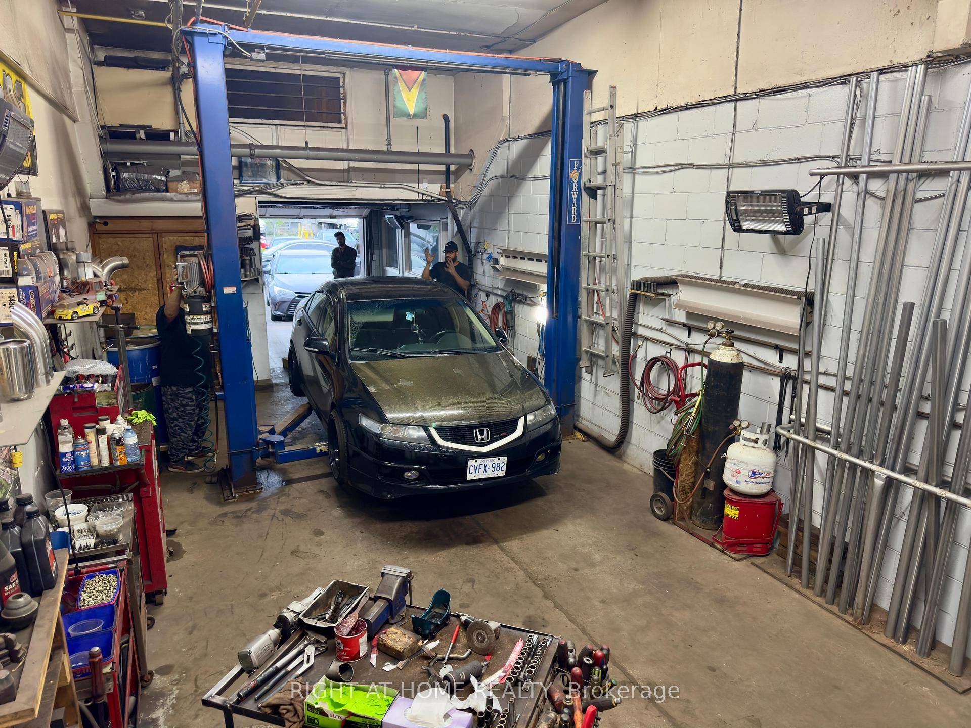 Mechanic shop with tremendous potential for growth !