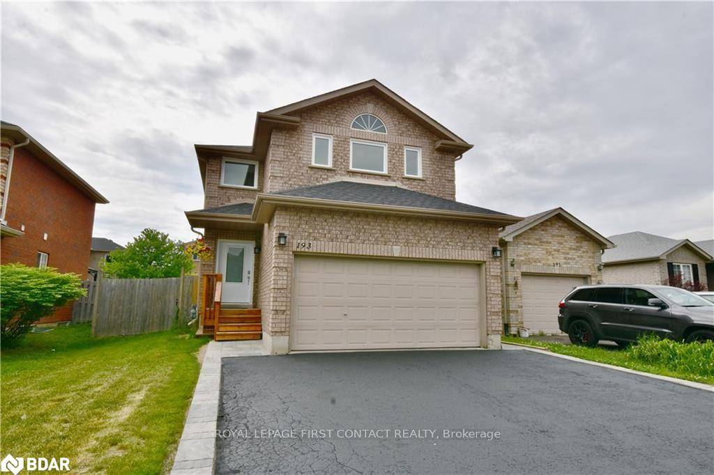 Bright and spacious professionally renovated 1 bedroom 1 study in a lower legal duplex.