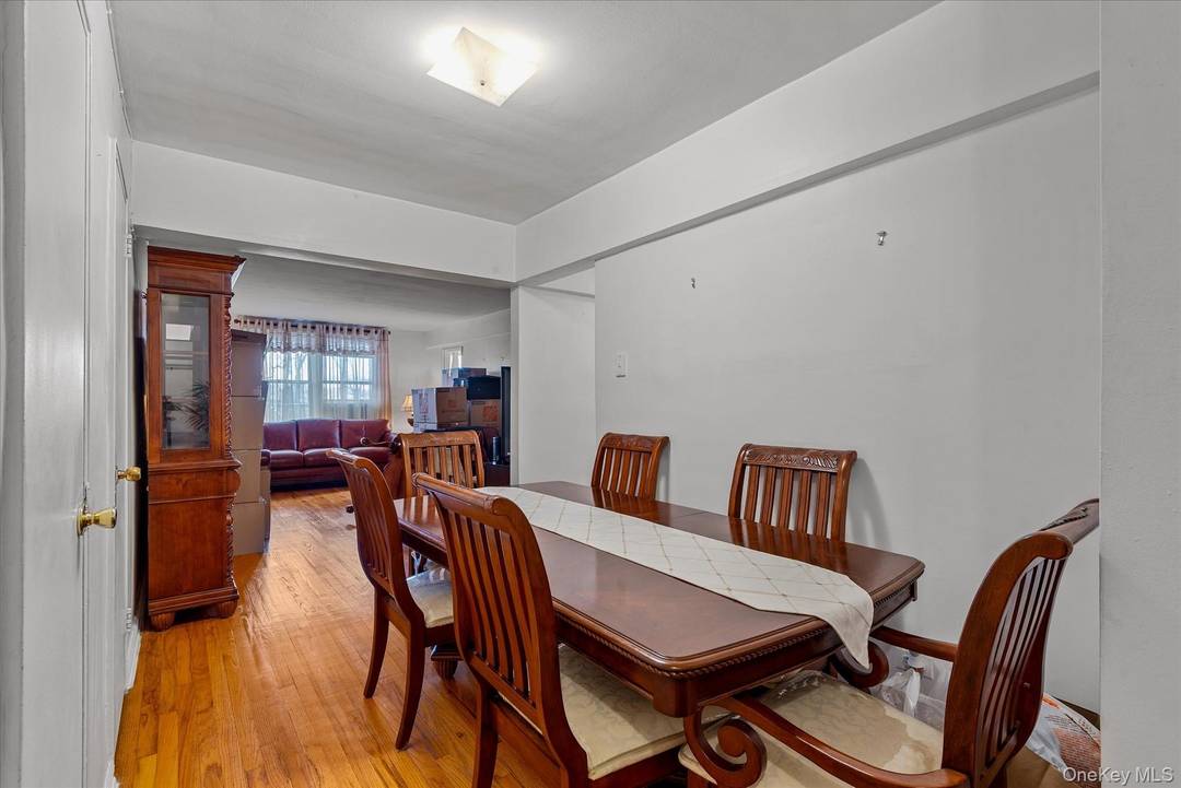 Sponsor Sale NO BOARD APPROVAL INVESTOR FRIENDLY Charming 2 Bedroom Co Op in the Heart of Woodside Prime Location, Investor Friendly Welcome to this spacious and bright 2 bedroom, 1 ...