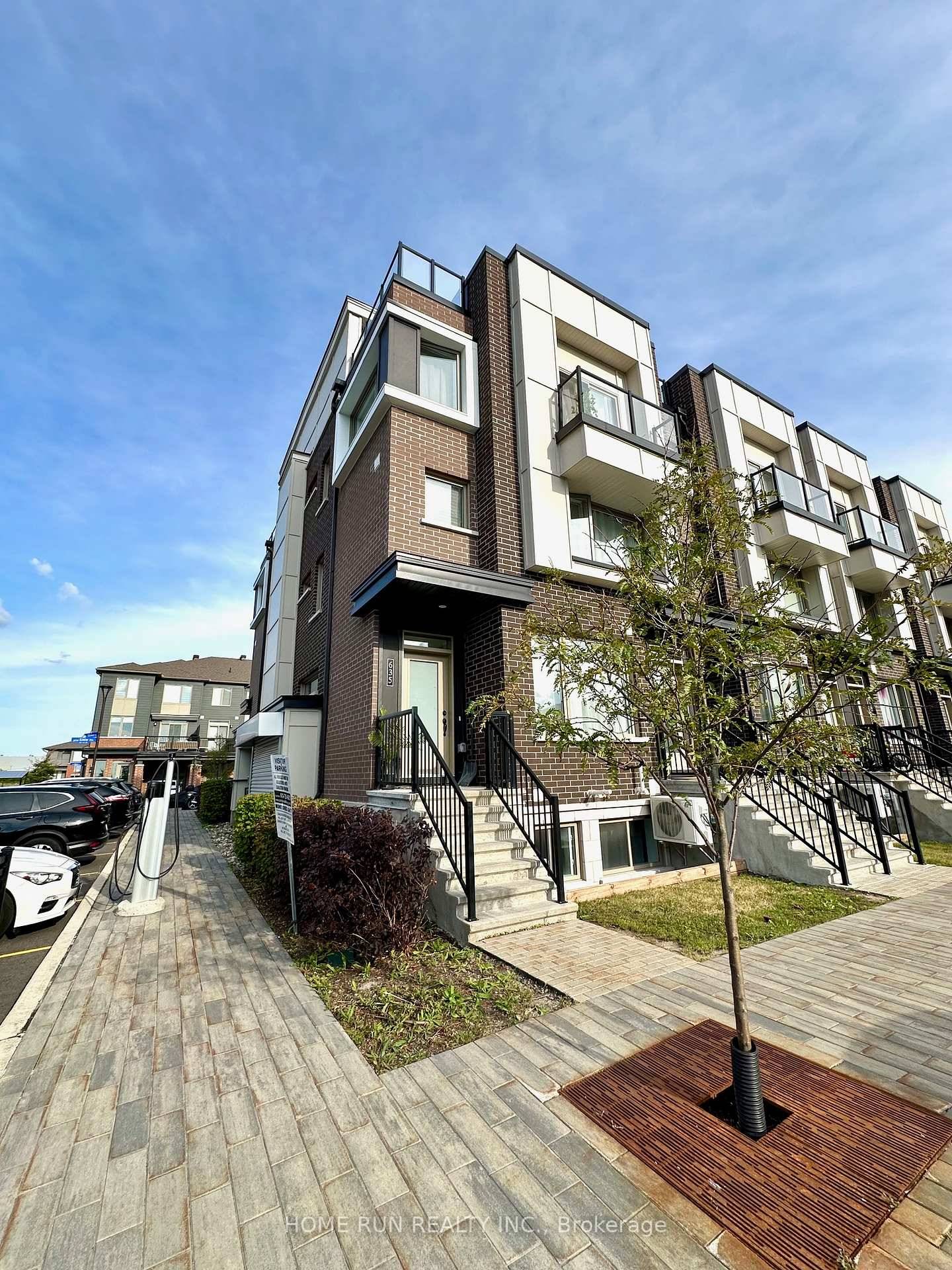 Well maintained modern stacked townhome situated in desirable Wateridge Village with beautiful PRIVATE ROOFTOP TERRACE !