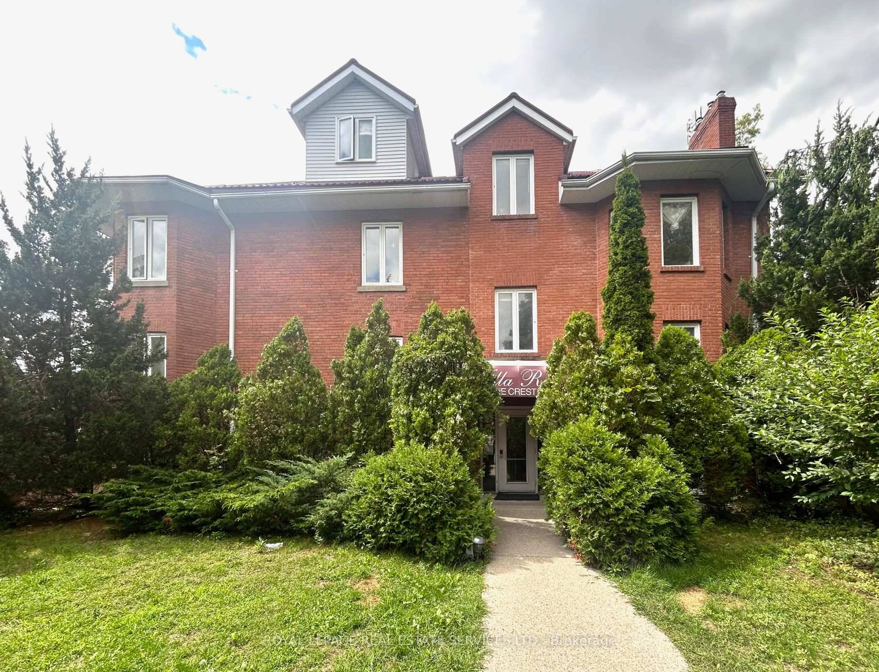 Prime High Park area, a charming 2nd floor large 1 bedroom 4pc bathroom apartment with approx.