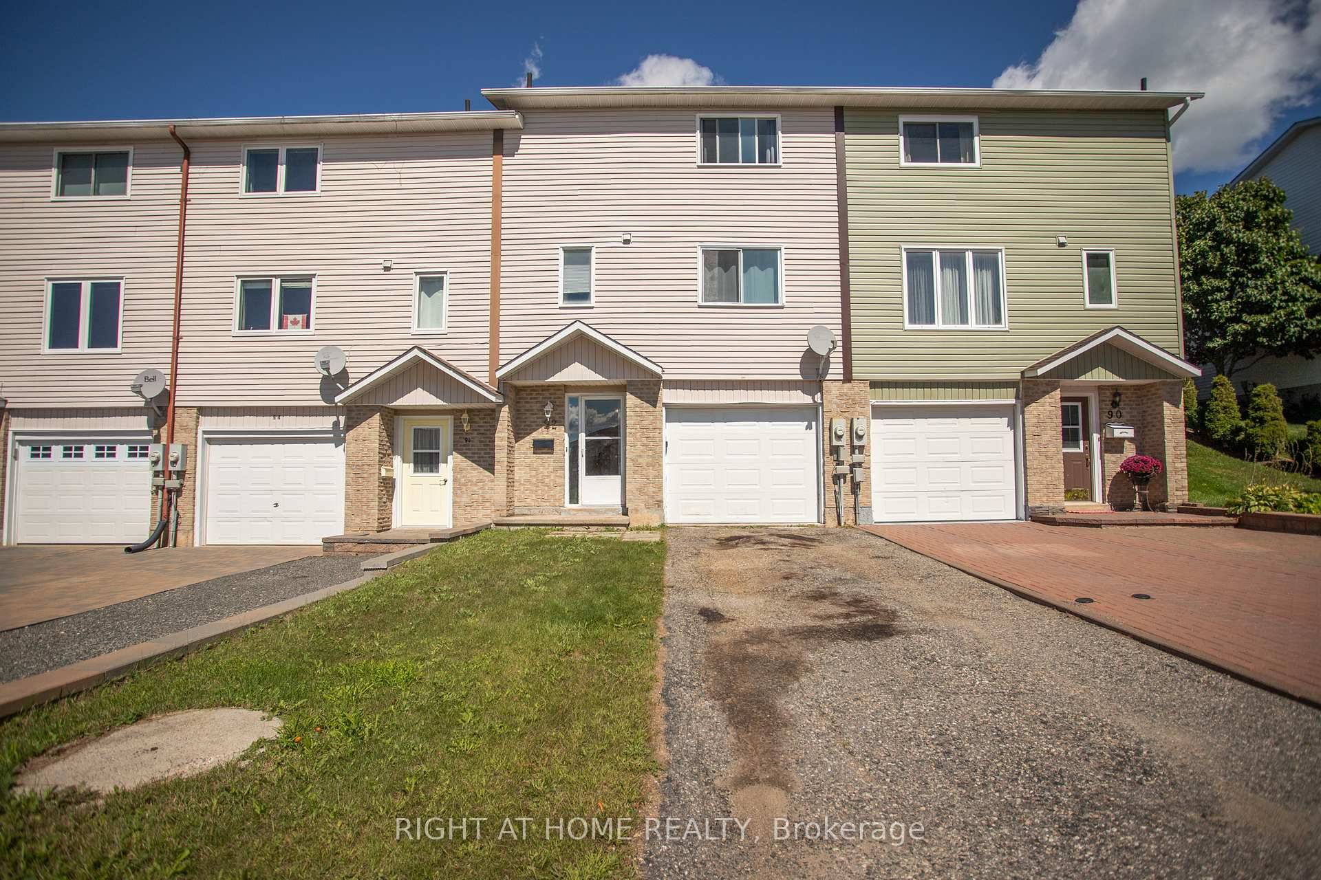 Welcome to this charming 3 bedroom townhouse, offering a perfect blend of comfort and functionality !