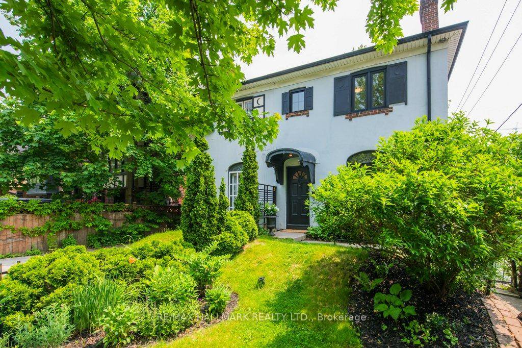 Fantastic Location, steps to Sherwood Park.