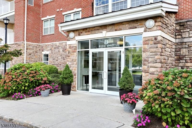 Wonderful 1910 SF 4th floor Ryerson model in Wanaque Reserve, a Del Webb active adult 55 community.