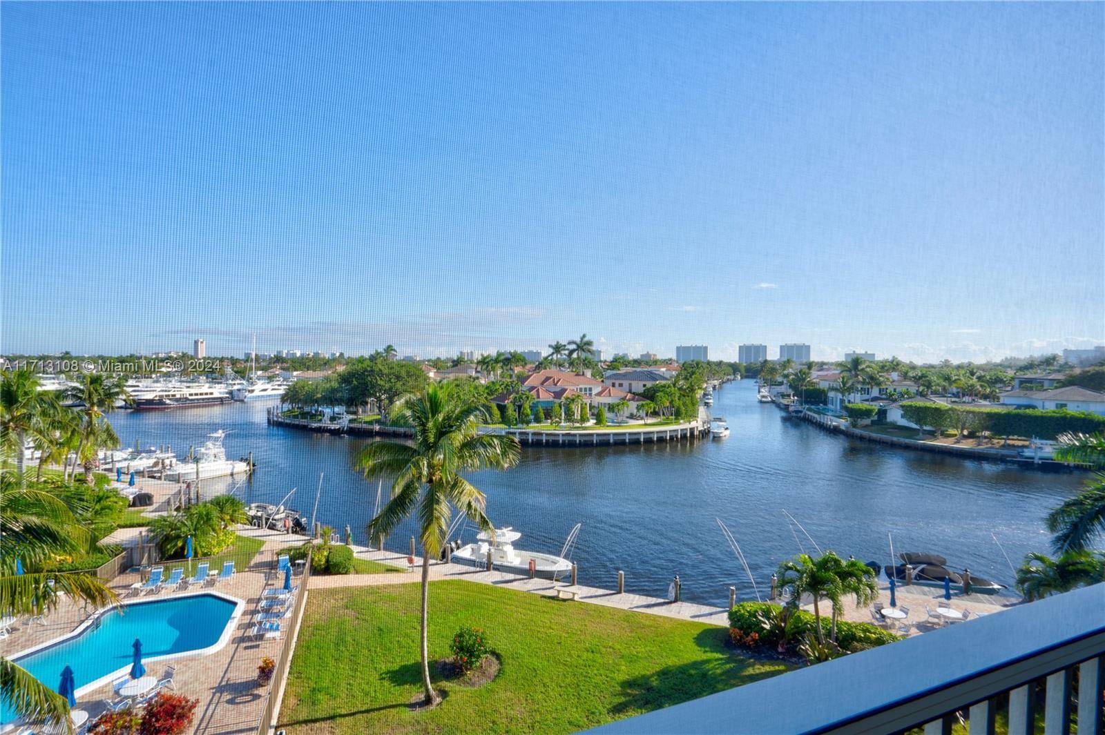 MOST SPECTACULAR VIEWS OF HILLSBORO RIVER, MARINA ONE AND MANSIONS OF ROYAL PALM FROM THIS BEAUTIFUL CONDO.