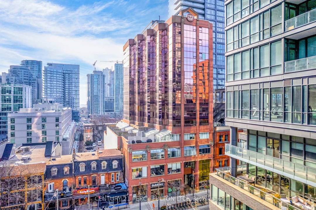 Kings Tower, Top Floor With CN Tower View In The Heart Of Downtown Toronto's Entertainment District.