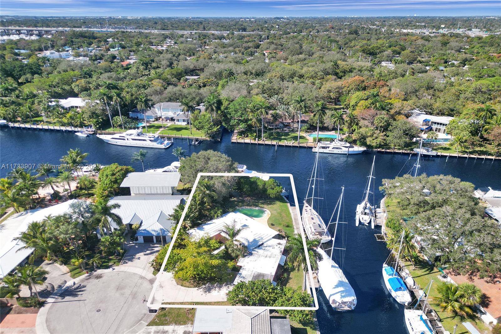 HUGE Corner Point Lot on the New River with 230FT of Waterfront amp ; multiple docks.