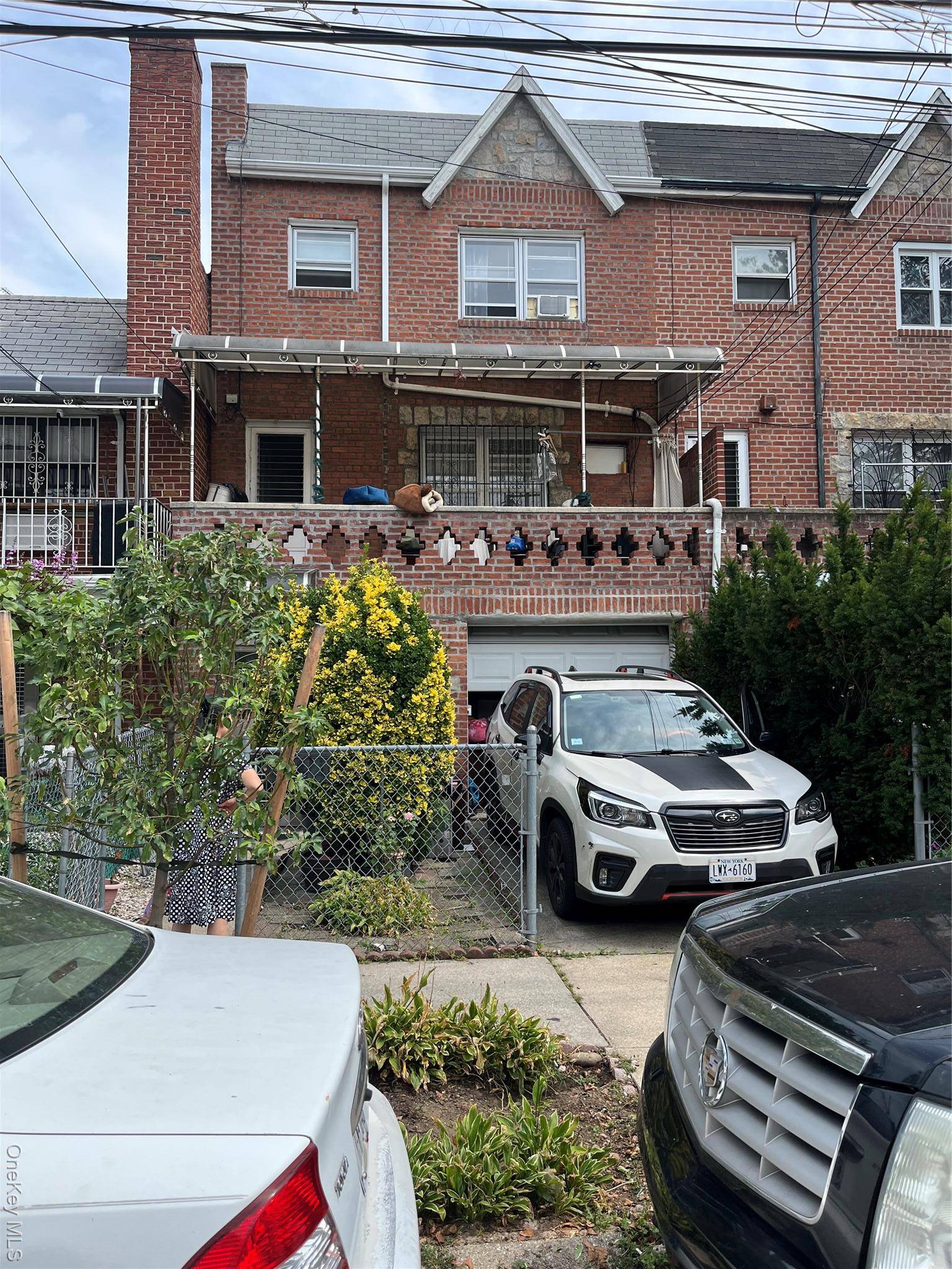 One family home set on the quiet residential area, there are 3 floors up the ground, R4 zoning, each floor about 874 Square feet, used as mother amp ; daughter ...