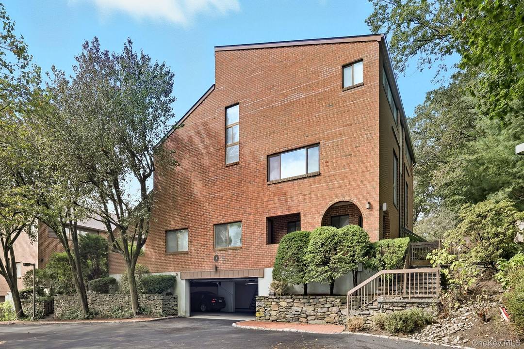 Welcome to this move in ready 2 bedroom, 2 bath residence in highly sought after Chappaqua Commons.