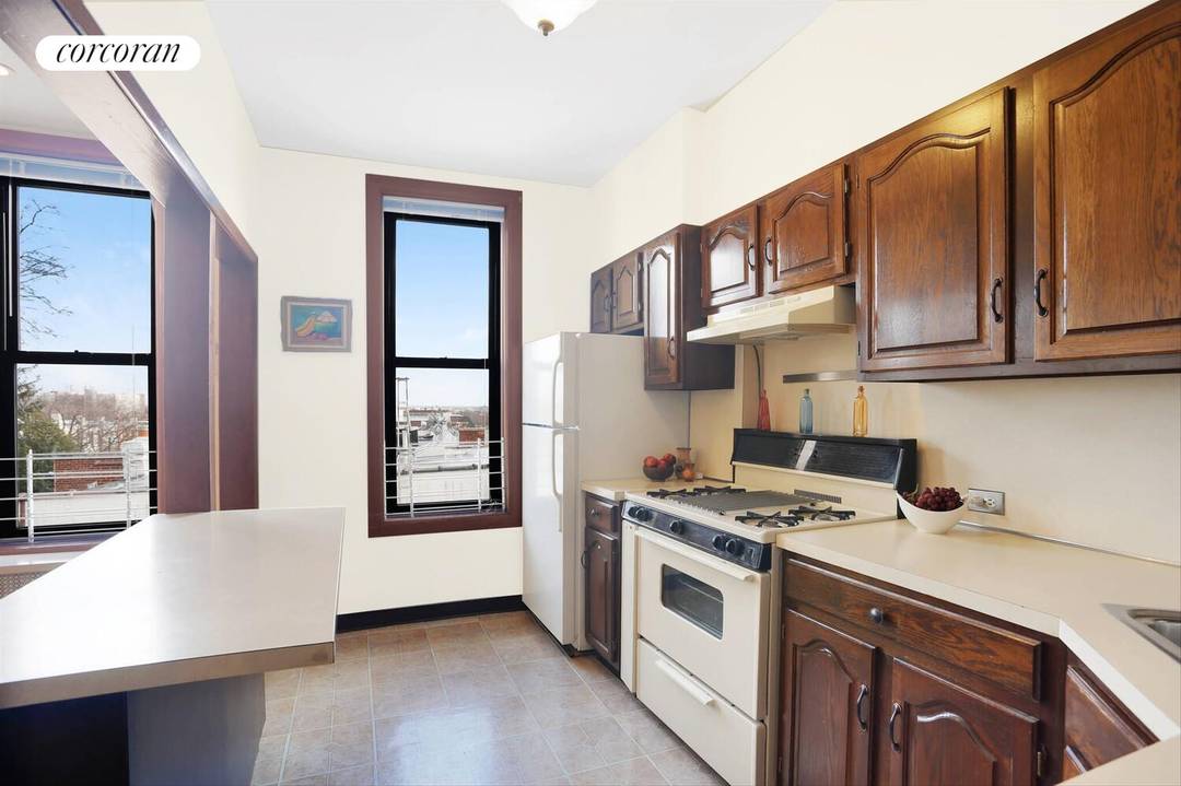 MIXED USE BUILDING WITH HIGH CAP RATE, IN VERY DESIRABLE WINDSOR TERRACE LOCATION !