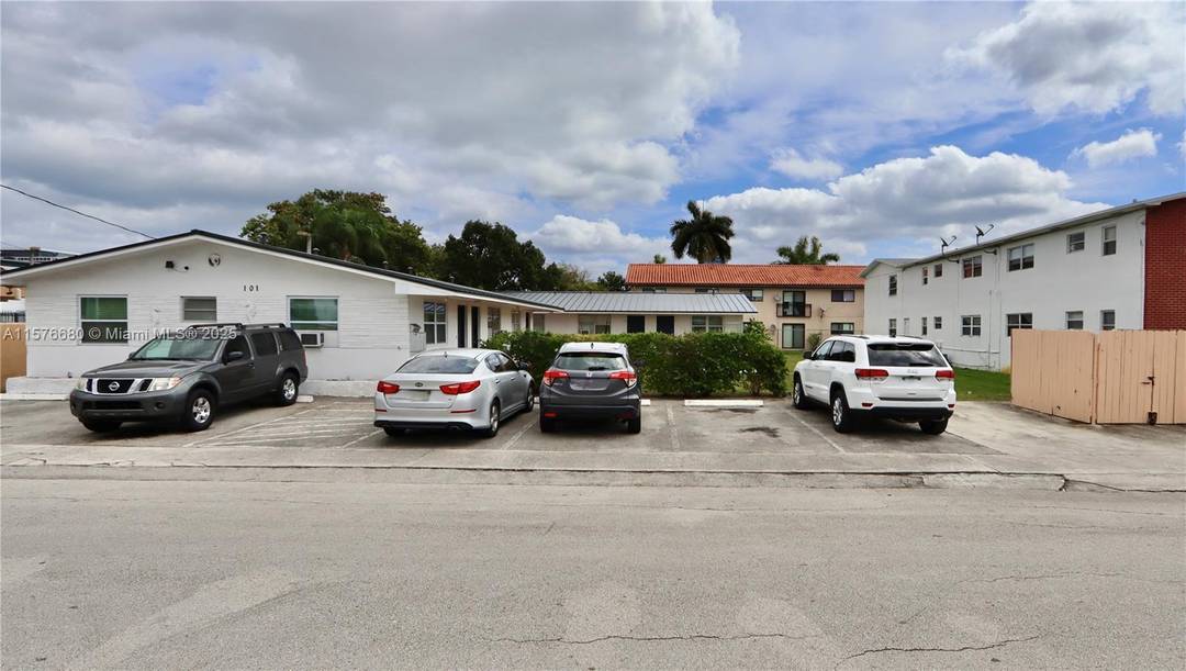PRIME INVESTMENT OPPORTUNITY 7 UNIT MULTIFAMILY BUILDING IN HALLANDALE BEACH !