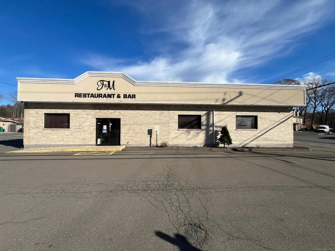 TURN KEY 4780 SQ FT BUILDING THAT WAS LAST USED AS A RESTAURANT BAR, BOOTHS, TABLES, CHAIRS, WALK IN COOLER FULL KITCHEN ALL INCLUDED IN THE PRICE PLENTY OF PARKING ...