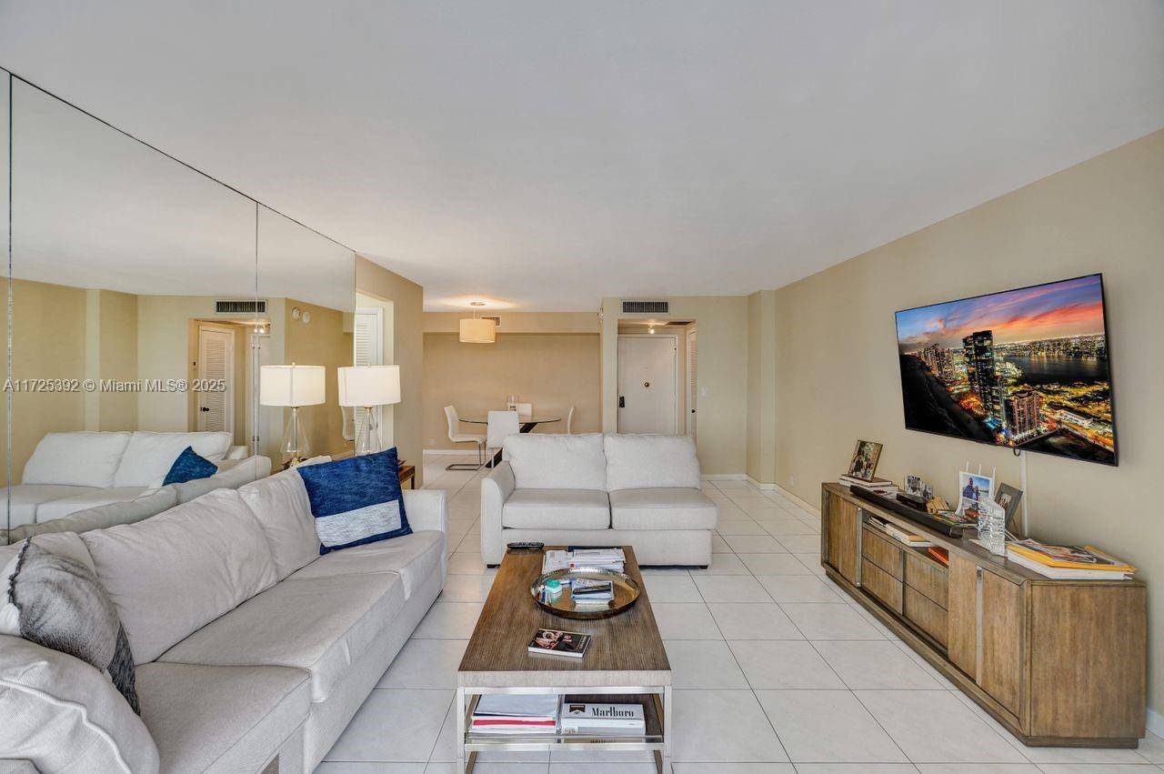 This very spacious unit offers an abundance of natural light and is located in an oceanfront building with resort style amenities.