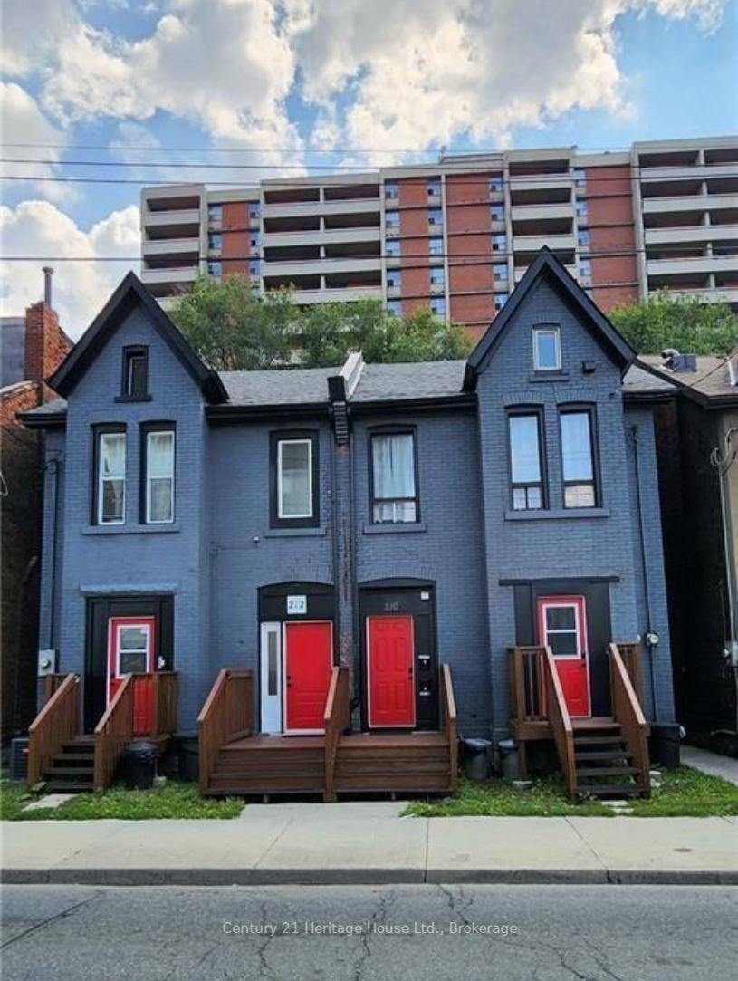 Welcome to Unit C 210 Wilson Street, a newly renovated one bedroom, one bathroom unit located in the heart of Hamilton's vibrant Lansdale neighborhood.