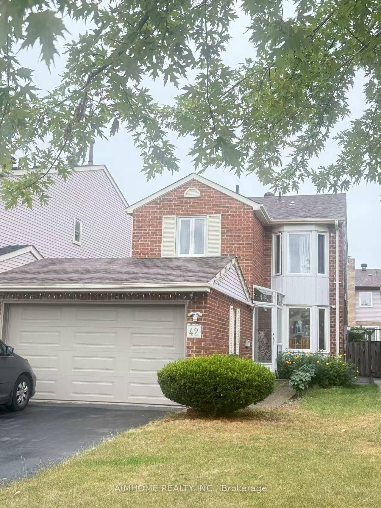 Gorgeous sun filled three bedroom home in a 'high in demand' area, just minutes' walk to Steeles, Walmart, shopping mall, park, schoolDr Norman Bethune Collegiate Institute.